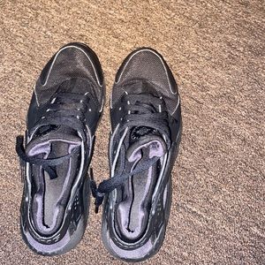 Black Nike huarache kids 7